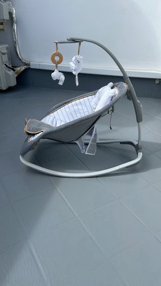 Hamaca ingenuity bebé gris con juguetes
