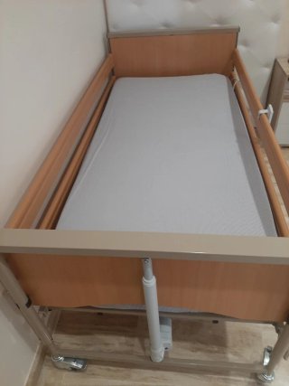 Cama hospitalaria ajustable