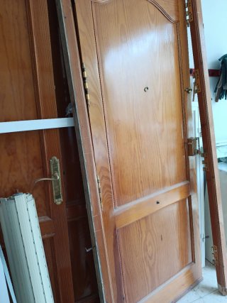 Puerta de entrada de madera