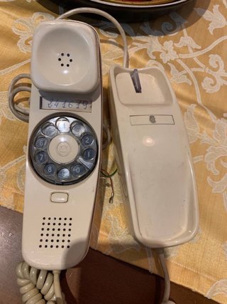 Teléfono antiguo vintage beige