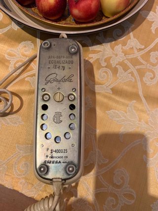 Teléfono antiguo vintage beige