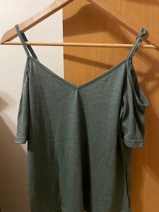 Camiseta verde manga corta hombros descubiertos