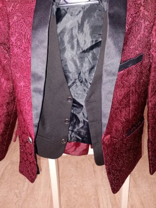 Traje de niño bordado burdeos