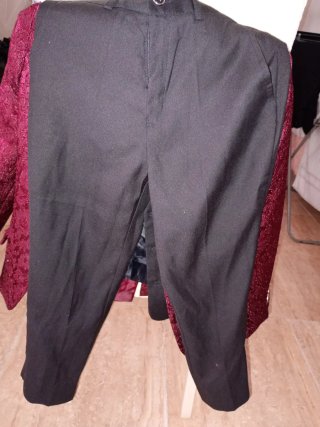 Traje de niño bordado burdeos