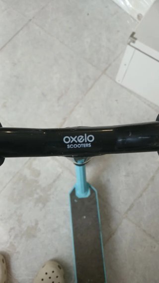 Patinete Oxelo azul y negro