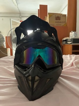 Casco de moto negro con gafas