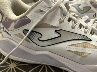 Zapatillas pádel Joma blancas y moradas