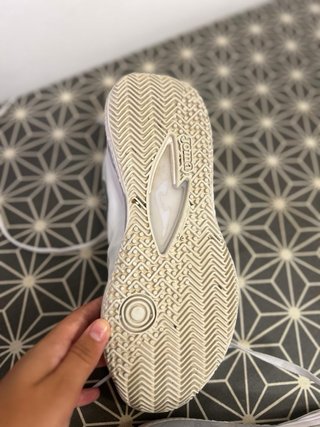Zapatillas pádel Joma blancas y moradas