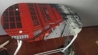 Mesa de cristal con diseño de cabinas telefónicas