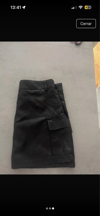 Falda corta cuero negra estilo cargo