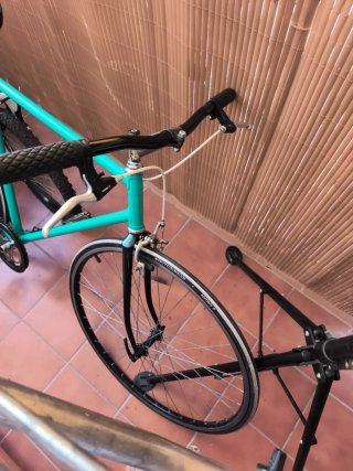 Bicicleta urbana color turquesa fixied