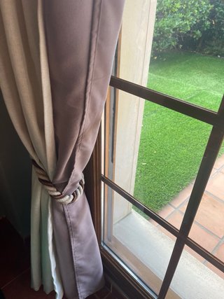 Cortinas de tela beige y marrón