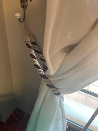 Cortinas de tela beige y marrón