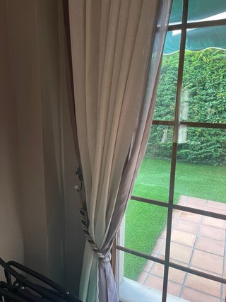 Cortinas de tela beige y marrón
