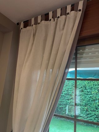 Cortinas de tela beige y marrón