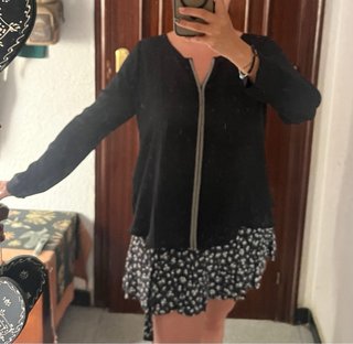 Blusa negra con detalle en medio