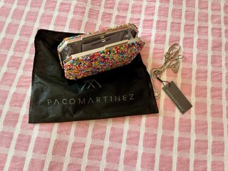 Vestido, zapatos y bolso multicolor. No envío