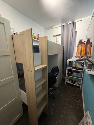 Cama alta con escritorio y armario