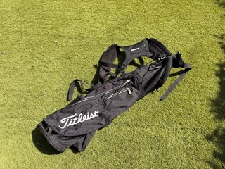 Bolsa de palos de golf Titleist negra liviana