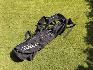 Bolsa de palos de golf Titleist negra liviana