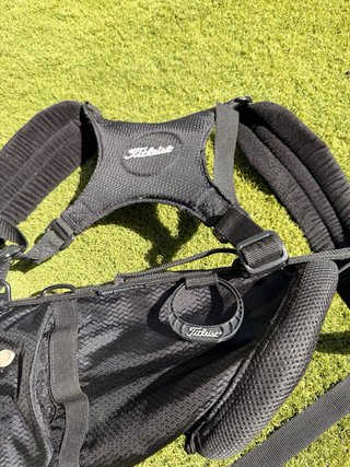Bolsa de palos de golf Titleist negra liviana