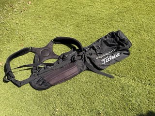 Bolsa de palos de golf Titleist negra liviana