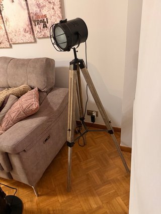 Lámpara de pie trípode negra y madera