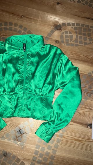 Blusa verde satinada