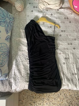 Vestido negro corto asimétrico