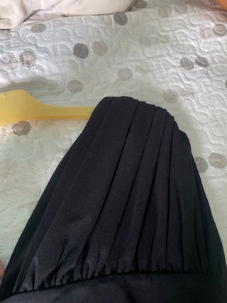 Vestido negro corto asimétrico