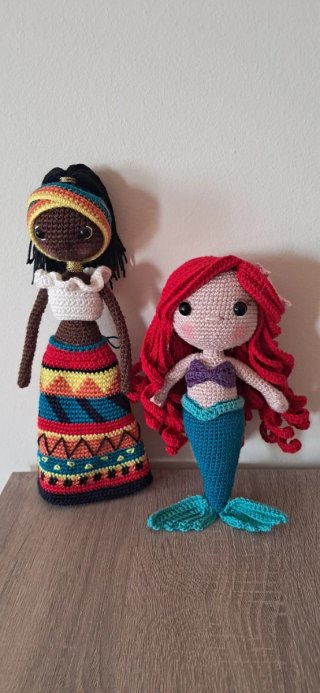 Lote 2 muñecas: Africana y Sirenita