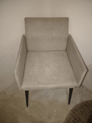 Sillón de tela beige y patas negras