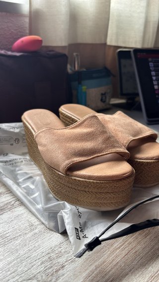 Sandalias de plataforma beige y marrón