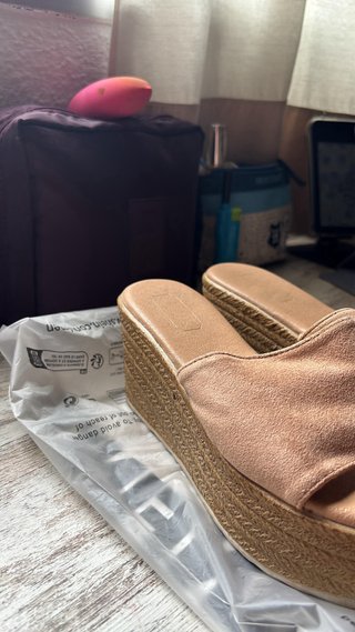 Sandalias de plataforma beige y marrón