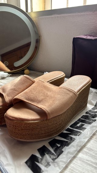 Sandalias de plataforma beige y marrón