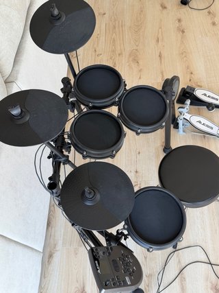 Batería Electrónica Alesis Nitro + Ampli