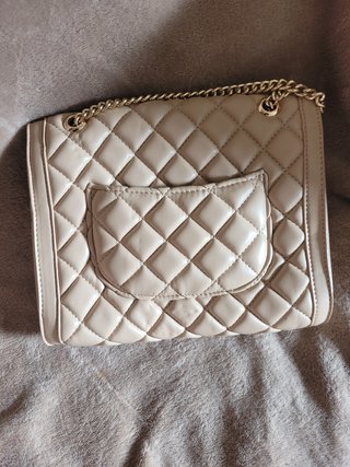 Bolso acolchado beige con cadena dorada