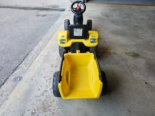 Tractor de pedales amarillo con remolque