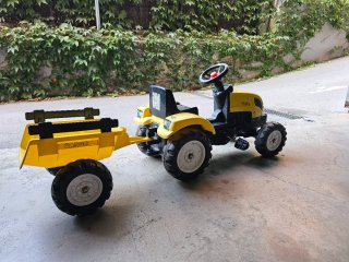 Tractor de pedales amarillo con remolque