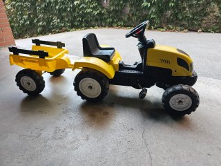 Tractor de pedales amarillo con remolque