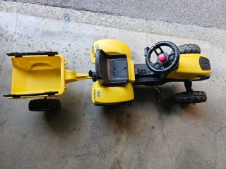 Tractor de pedales amarillo con remolque