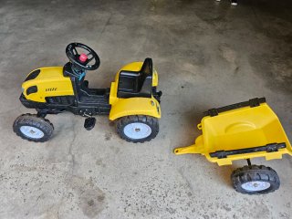 Tractor de pedales amarillo con remolque