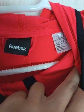 Sudadera Reebok con cremallera y capucha