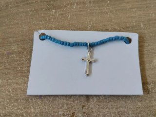 Pulsera hecha a mano con cruz plateada