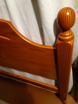 Cabecero de pino para cama de 135cm