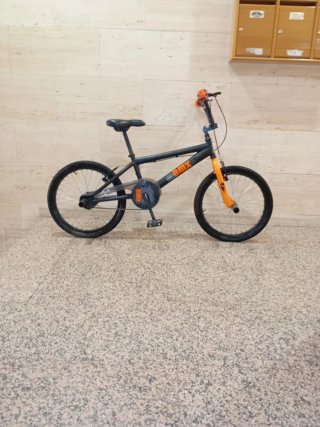 Bicicleta BMX Negra y Naranja