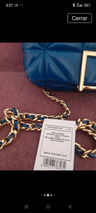 Bolso acolchado azul con cadena dorada