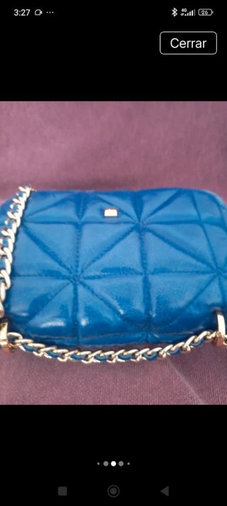 Bolso acolchado azul con cadena dorada