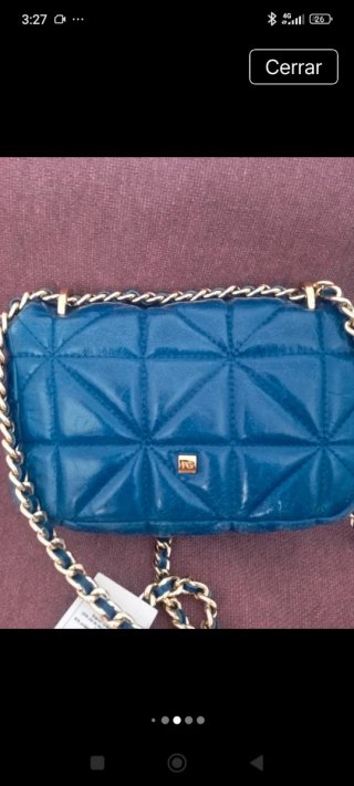 Bolso acolchado azul con cadena dorada