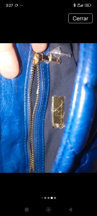 Bolso acolchado azul con cadena dorada